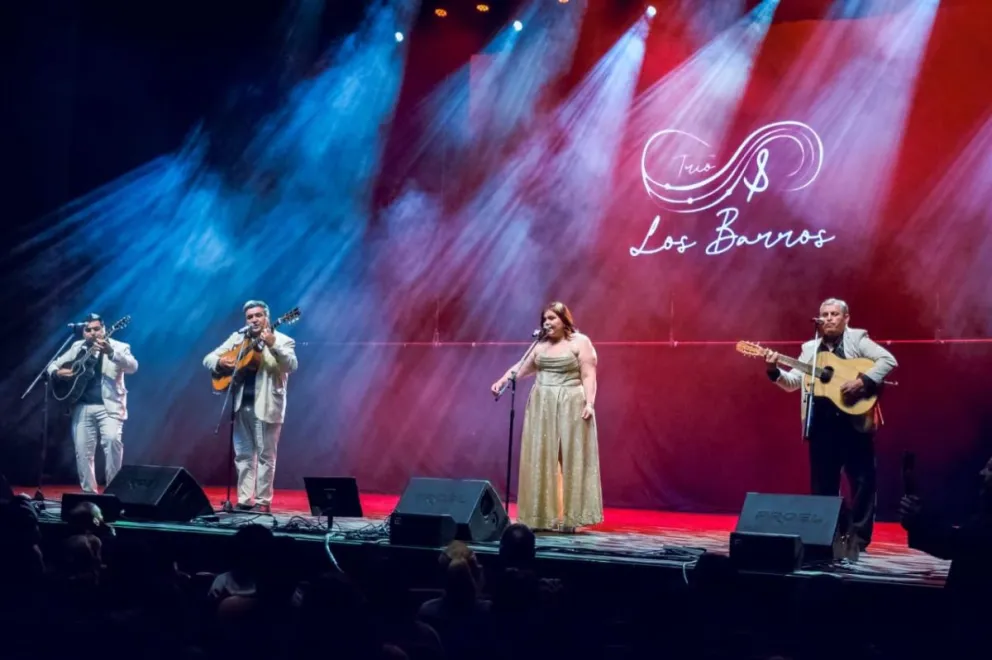 El Trío Los Barros, sobre el escenario del mítico Teatro Ópera de Buenos Aires.