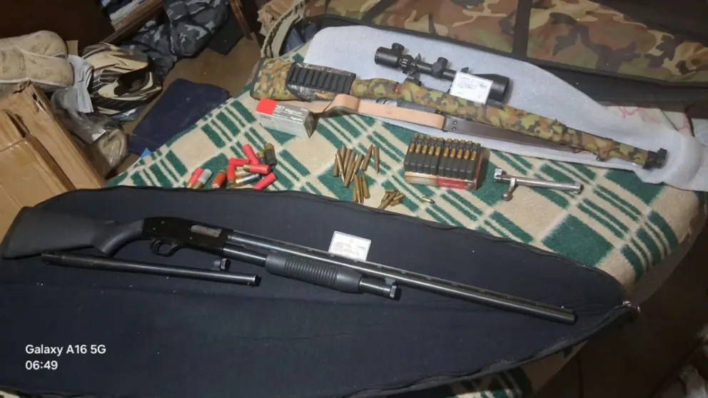 Una de las armas secuestradas en el domicilio del presunto tirador que dejó a un nene de 8 años internado.