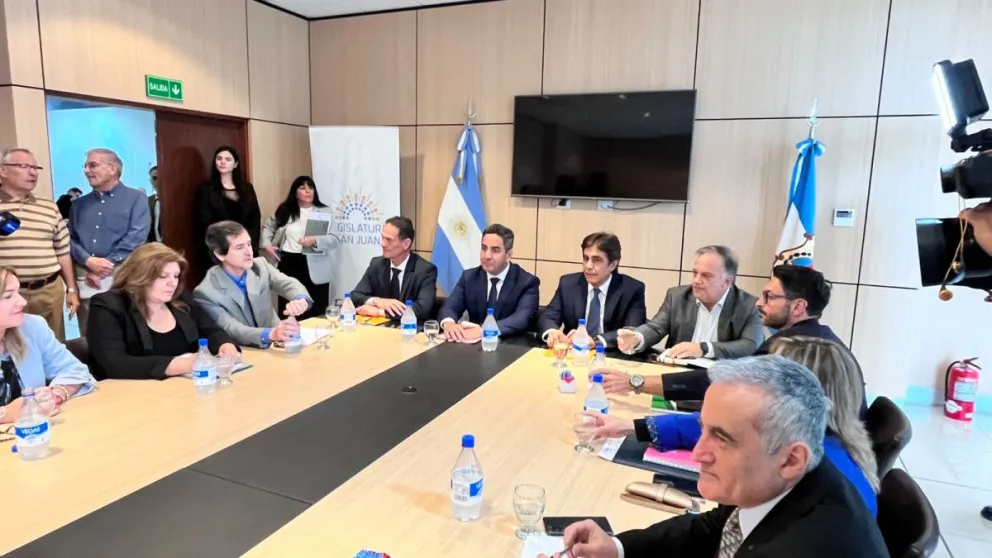 Los funcionarios llegaron esta mañana a la sala de reunión del Edificio Anexo de la Legislatura Provincial.
