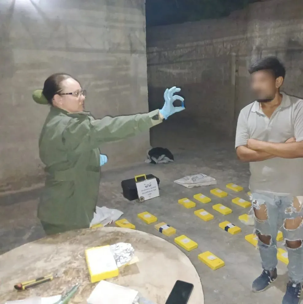 La profesional de Gendarmería realizó la prueba técnica para corrobar que la sustancia secuestrada es clorhidrato de cocaína, cuyo resultado fue expuesto a un testigo.