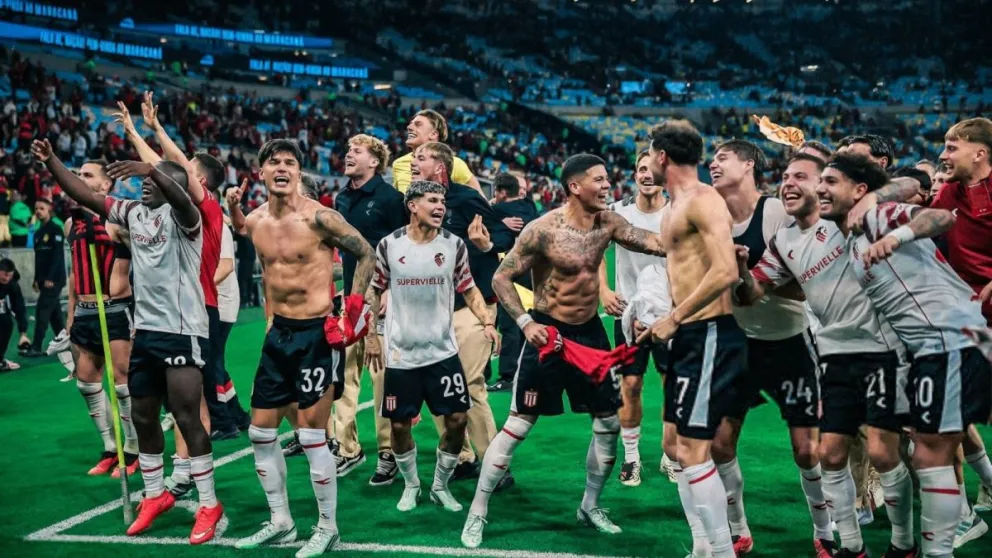 El sanjuanino (camiseta 29) festejando con sus compañeros el pase a la final de la Libertadores, donde Estudiantes se enfrentará a Palmeiras.
