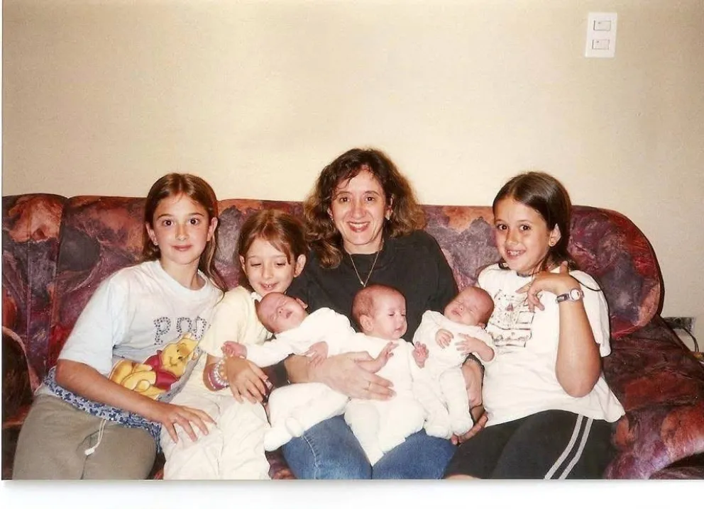 María Luisa Morell junto a sus seis hijas. 