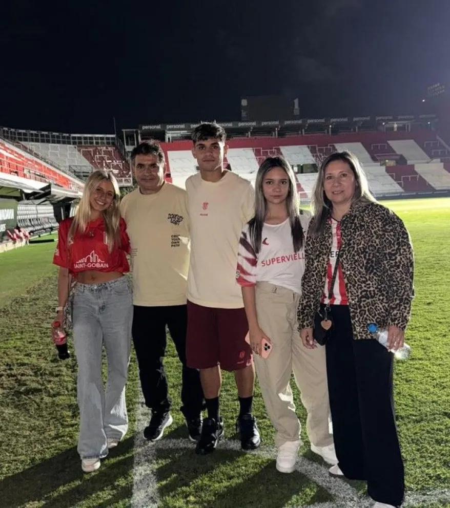 Fabricio Pérez, junto a su familia en el estadio de Estudiante de La Plata. 