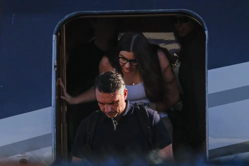 Flávio Bolsonaro descendiendo del avión que lo trasladó junto a su familia hasta Miami.
