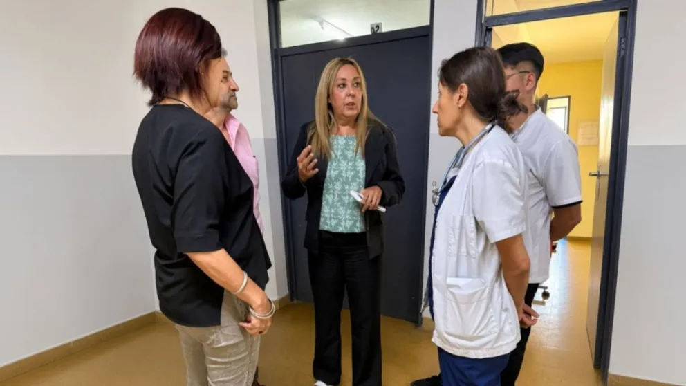 La jueza de Paz, Luciana Salvá, durante una recorrida en el Hospital de Caucete. Gentileza El Canillita Digital