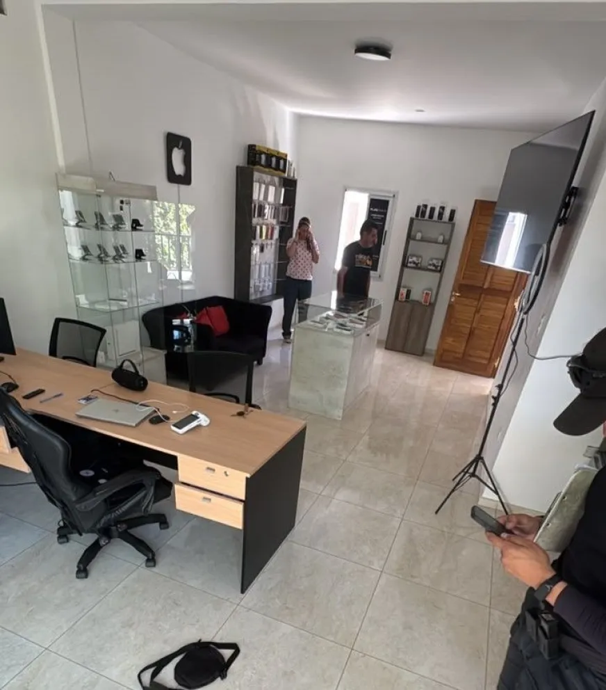 El interior del local donde ocurrió el robo millonario.